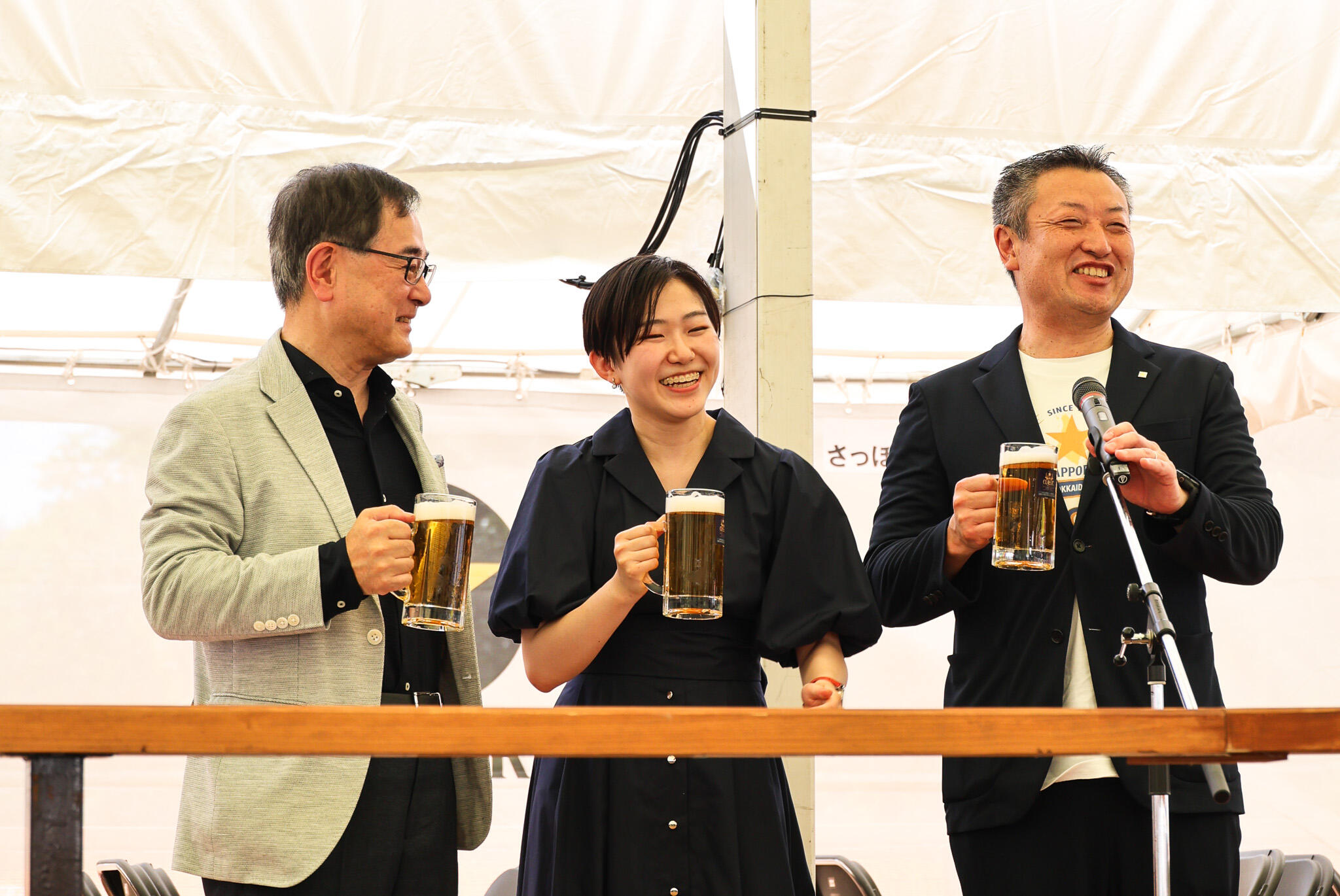 左から、北大・寳金総長、北大生・棟方さん、サッポロビール牧野北海道本部長