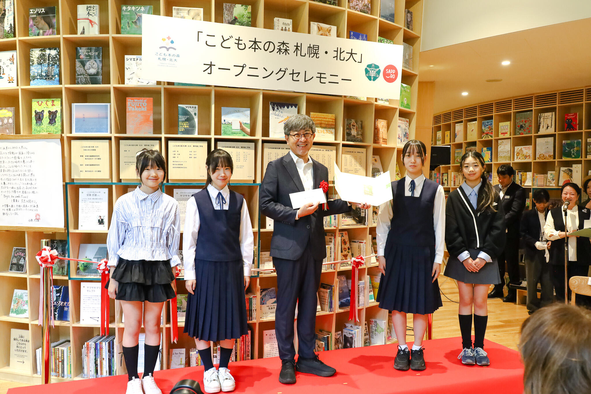 安藤氏への感謝の手紙を若山氏（中央）へ渡す札幌市の小中学生