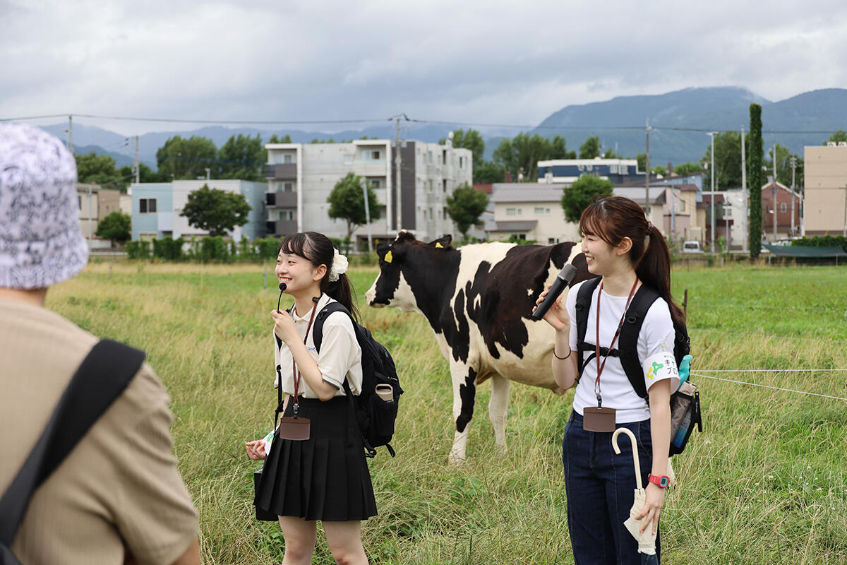 農場で循環型酪農について説明する学生