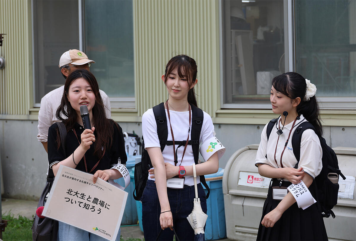 ツアーを終えて参加者と感想を語り合う学生たち