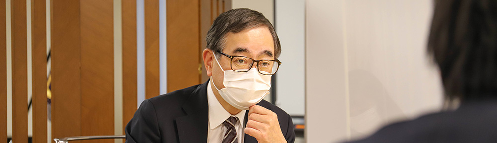 マスクをつけて対面する寳金清博新総長
