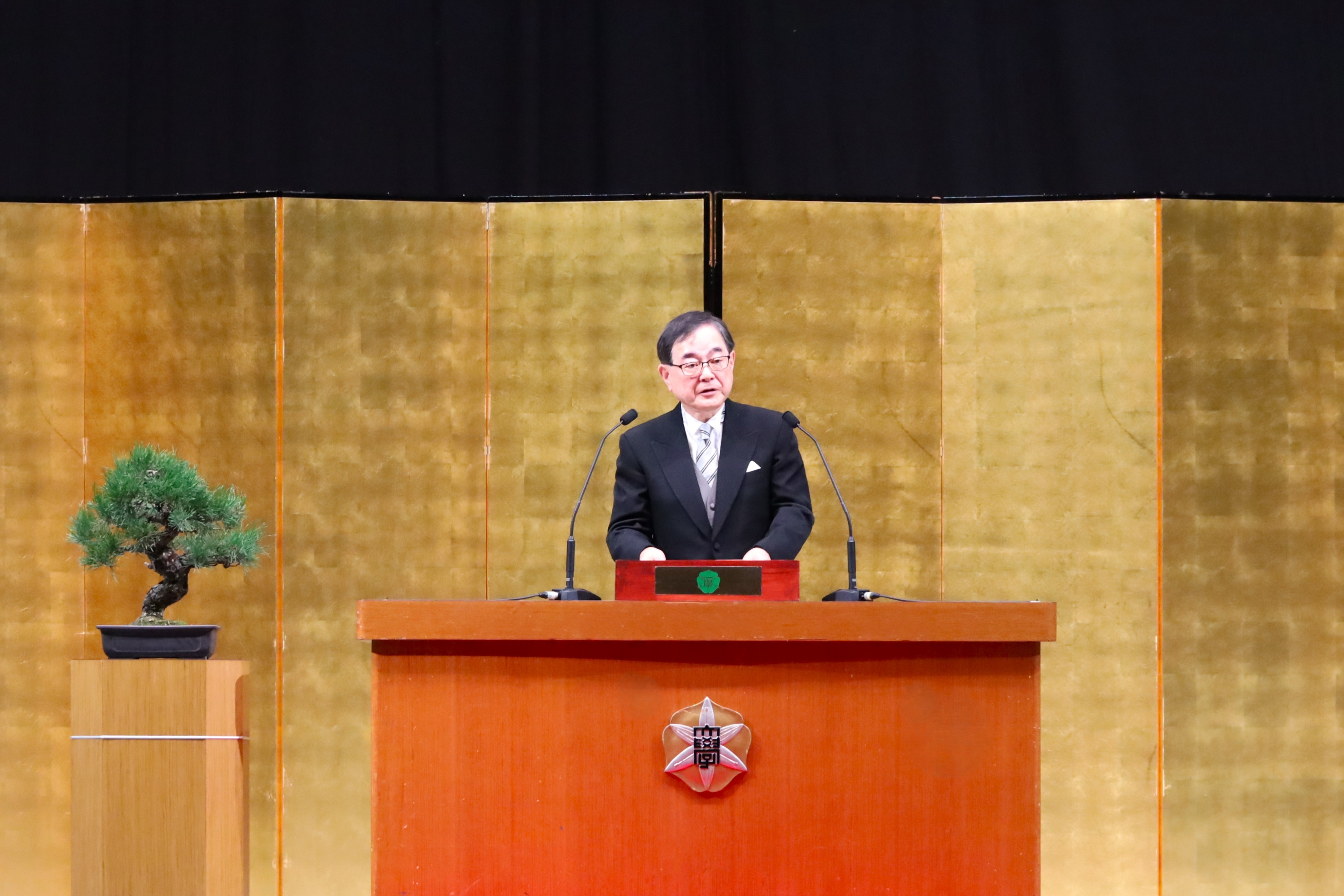 壇上で告辞を贈る寳金清博総長