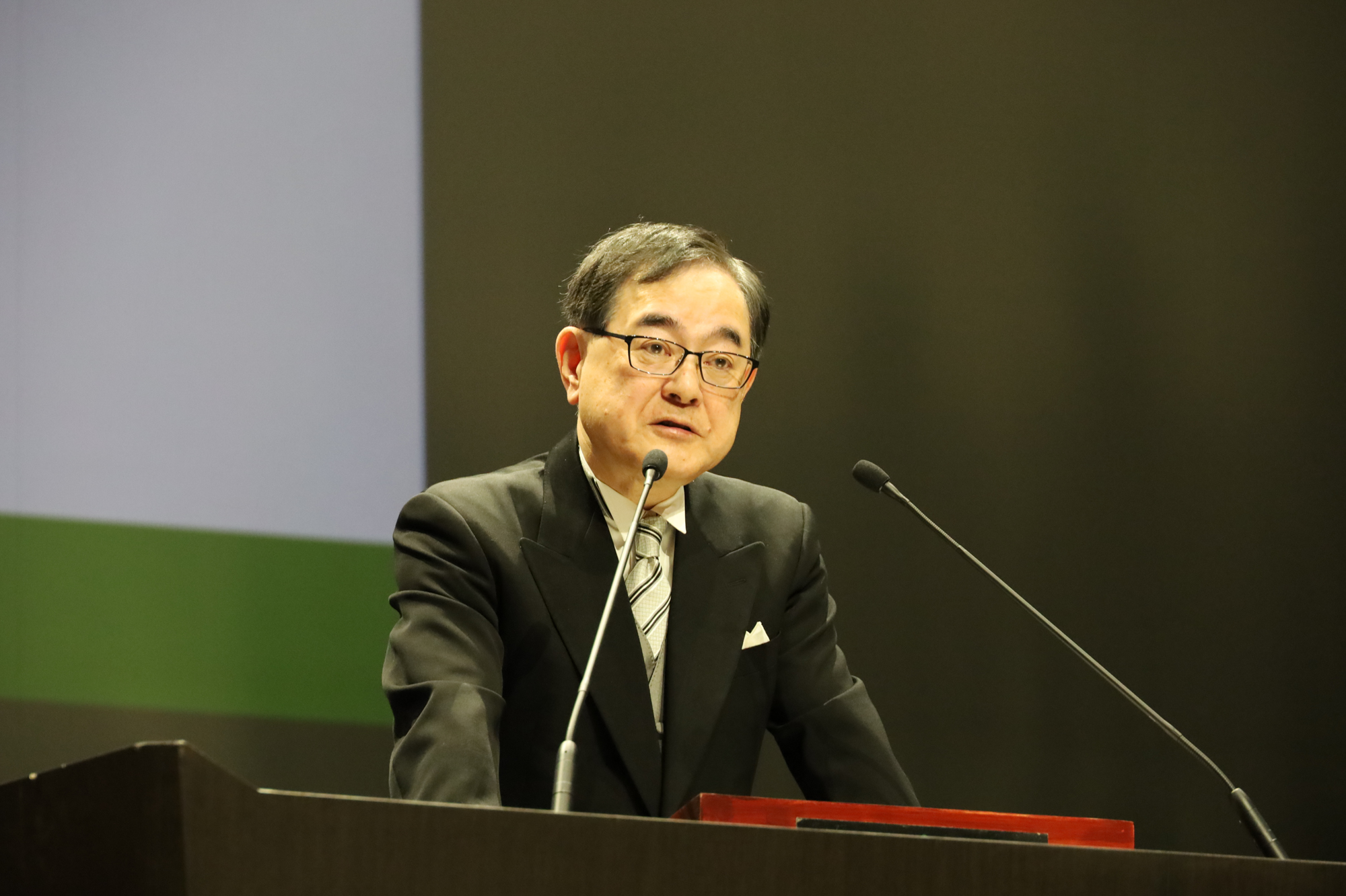 壇上で告辞を贈る寳金清博総長
