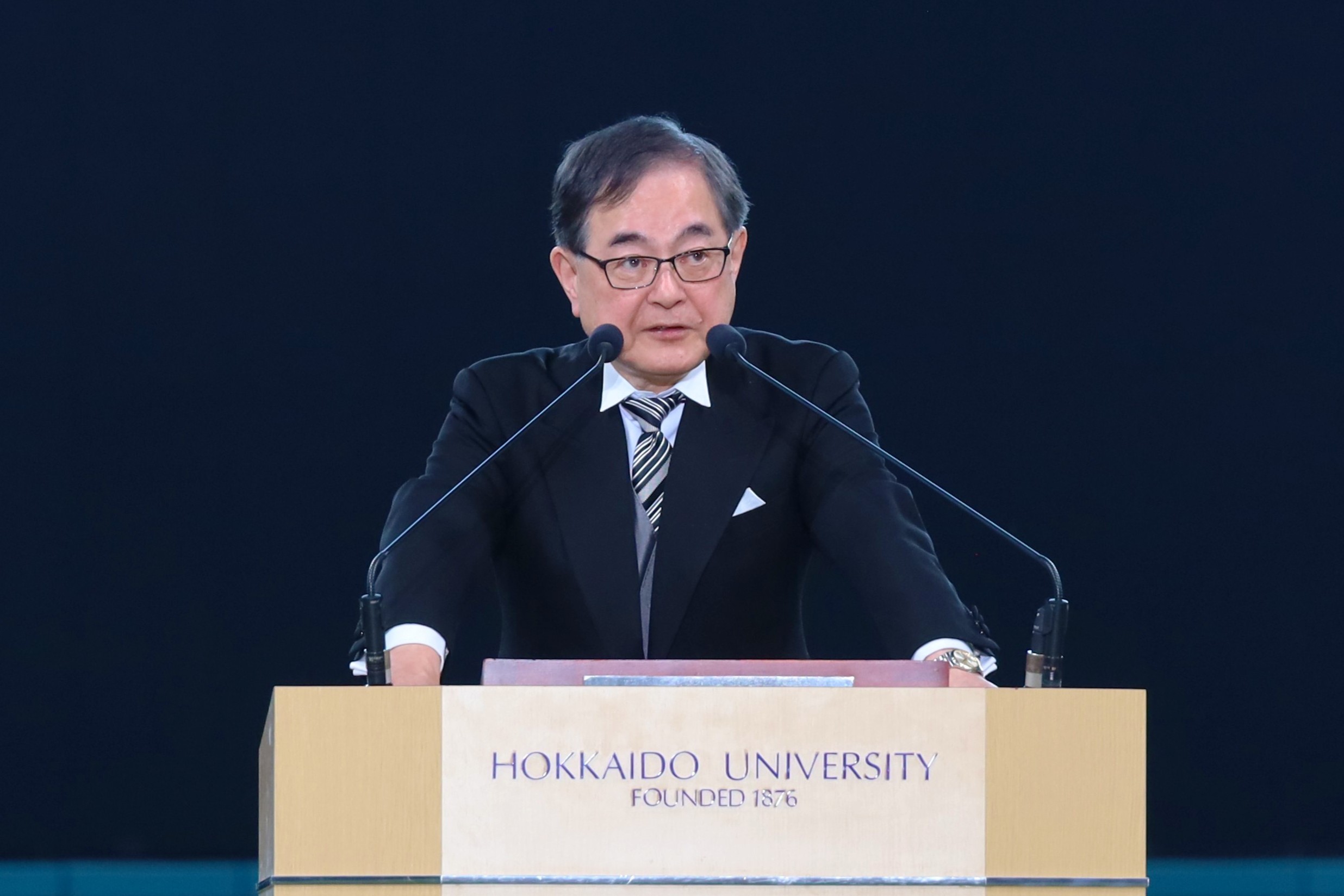 壇上で告辞を贈る寳金清博総長