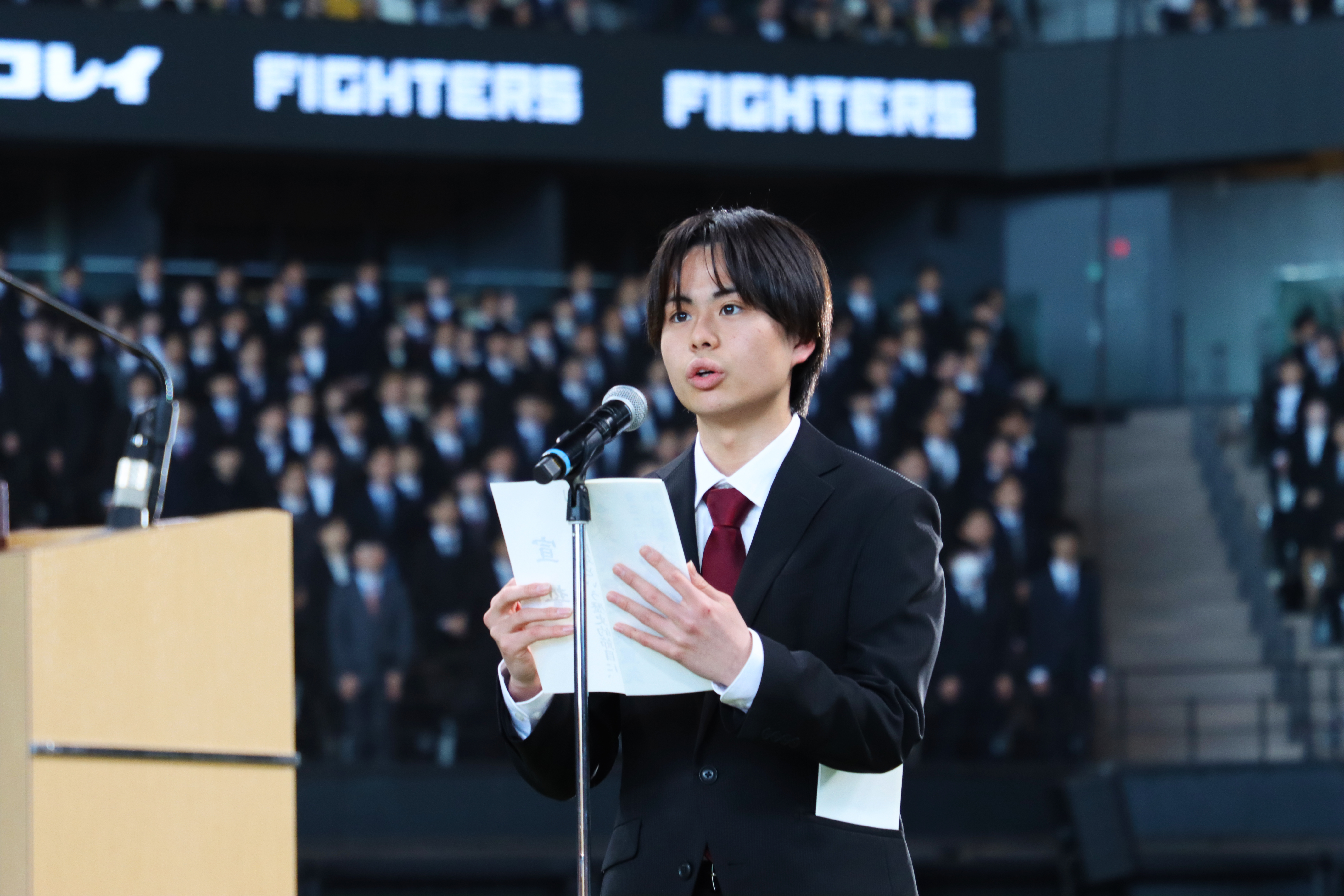 宣誓をする新入生