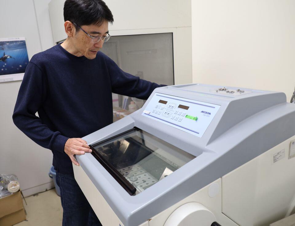 中川さんが愛用しているクライオスタット。組織切片を作製するために使用する(撮影:齋藤有香)