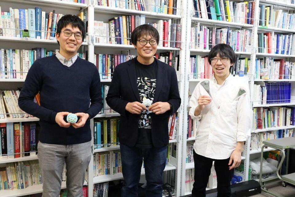 物理エソロジー研究室の先生方（中央：西上准教授）（撮影：齋藤有香）