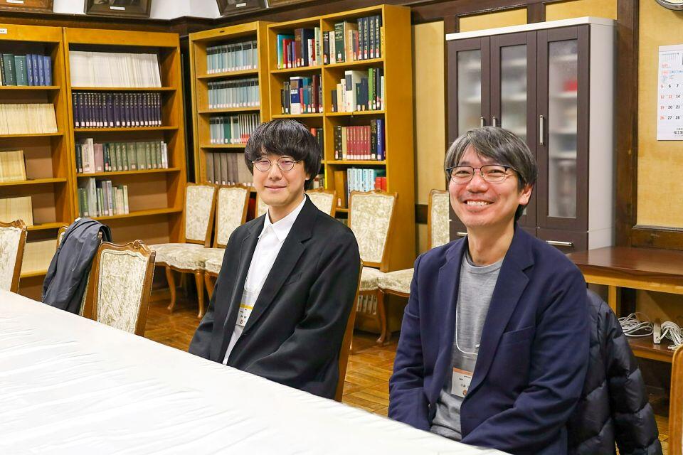 第1回北大マルシェの運営に携ったという卒業生（左）は審査員として参加。恩師の小林准教授と