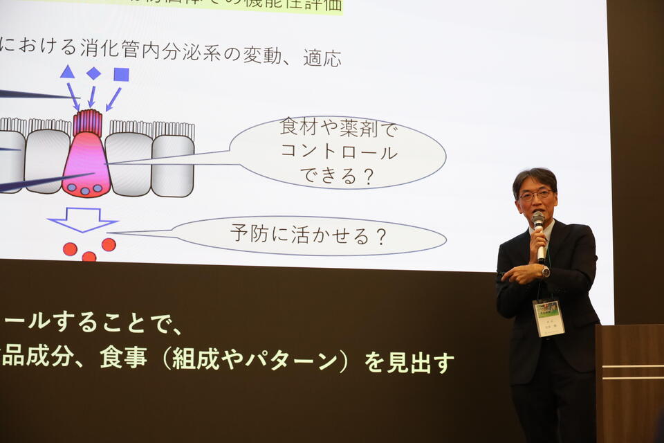 血糖値を正常化し満腹感を誘導する「GLP-1」ホルモンについて説明する比良教授