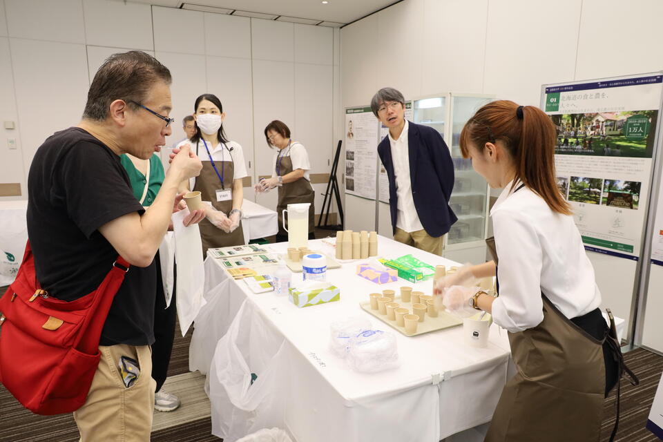 北大牛乳の試飲やソフトクリームの試食コーナー
