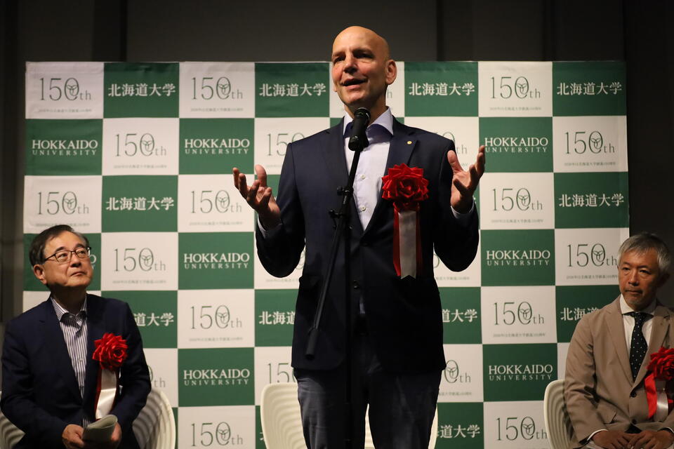 オープニングセレモニーでスピーチをするリスト特任教授（中央）と、寳金総長（左）、山内館長