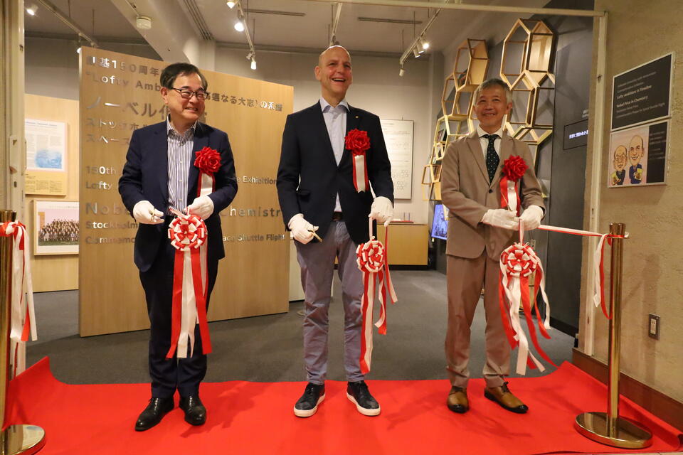 展示室オープンのテープカットを行う（左から）寳金総長、リスト特任教授、山内館長