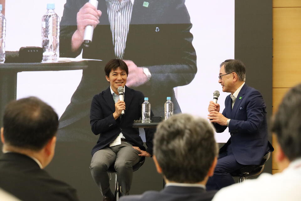 水産学部時代の思い出を語る気象キャスターの斉田季実治さん（左）と寳金総長
