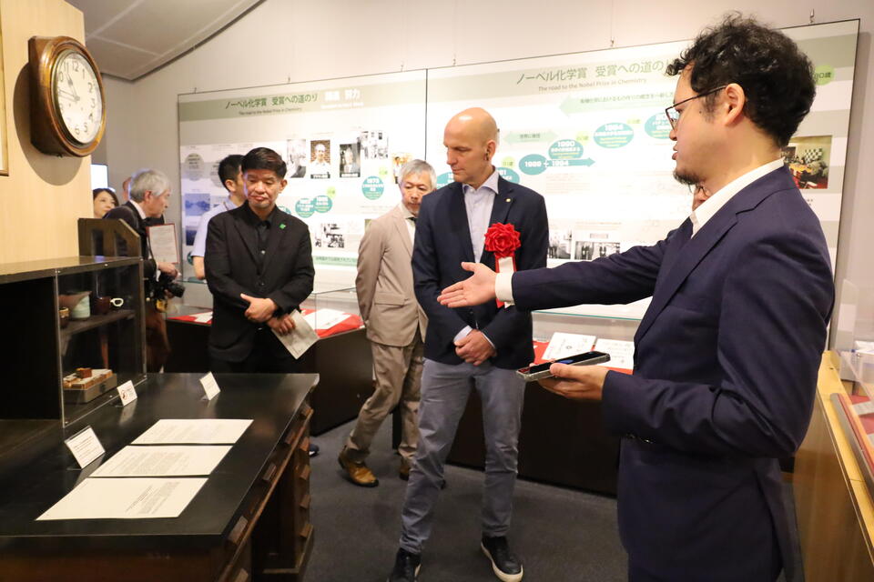 リニューアルした展示室を見学するリスト特任教授（中央）ら
