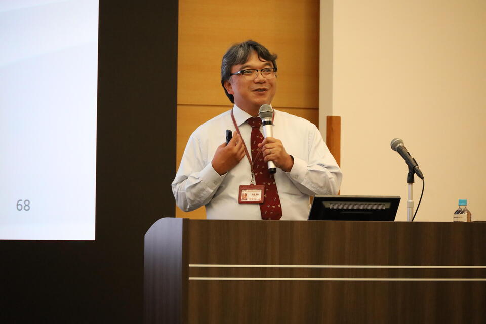 農学研究院の曾根輝雄教授