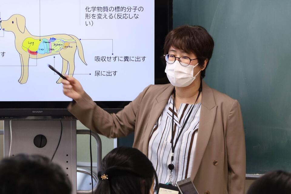 生物の毒について解説する石塚教授（撮影：広報・渉外担当　長尾美歩）