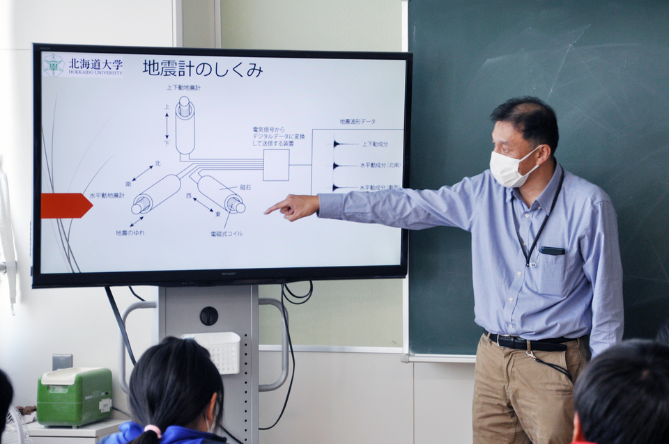 地震計について説明する一柳技術専門員（提供：CoSMOS）