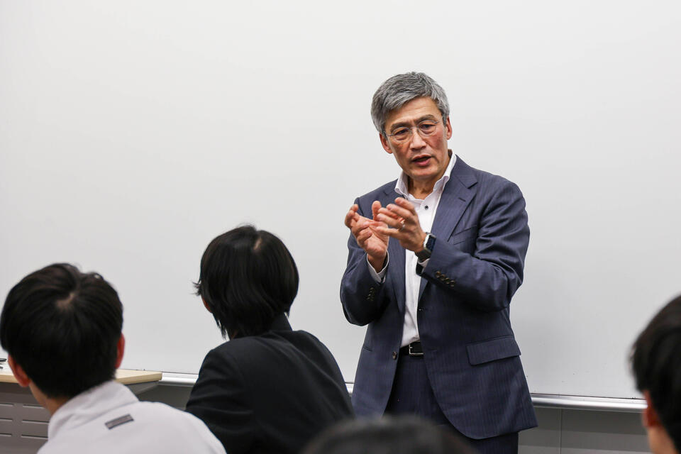 地球環境と農業の関係性について説明する信濃教授