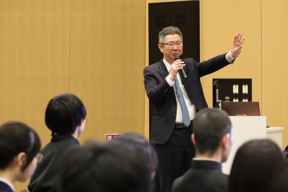 AI技術の活用方法について説明する工藤教授