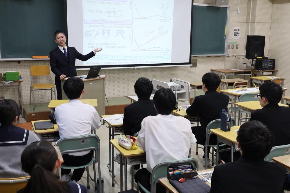 化学空間探索について解説する原渕特任教授
