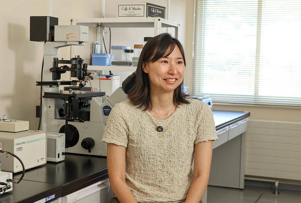 インタビューに答える寺内さん。褐藻類精子の走光性・走化性の研究を行う。（撮影：長尾 美歩）