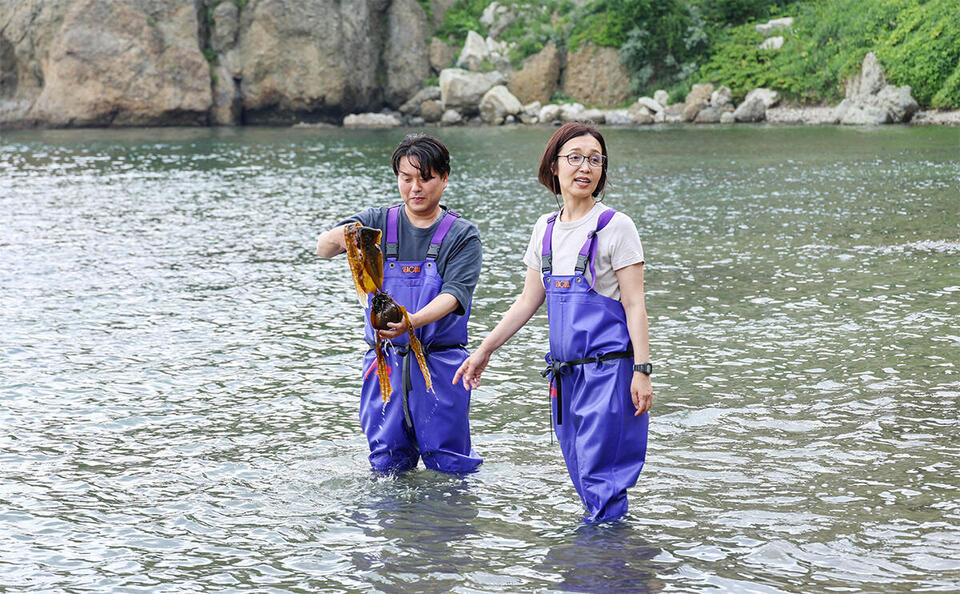 実験所近くの海岸でサンプリングする長里さんと市原さん（撮影：長尾 美歩）