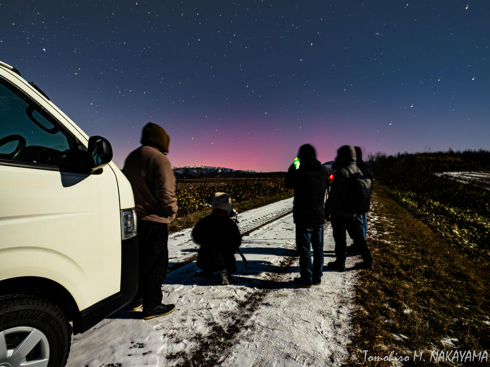 低緯度オーロラを観測している北大天文同好会のメンバー（中山さん提供）