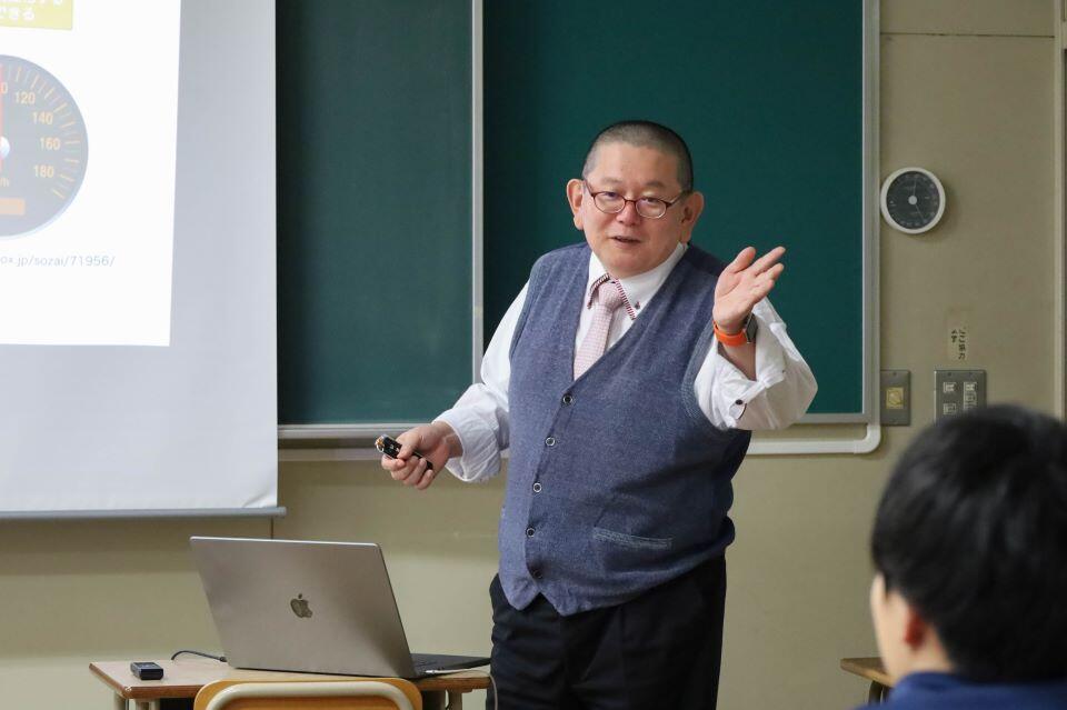 生徒たちへ数理モデルについて解説する長山教授