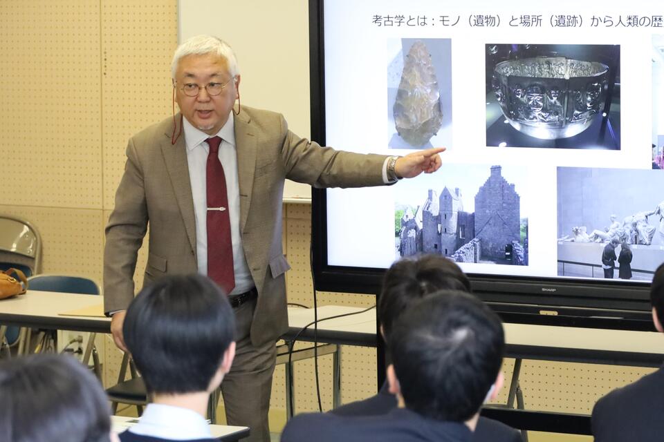 考古学について解説する加藤教授