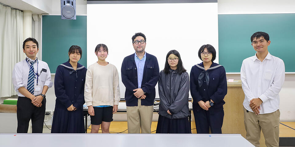 終了後、川村教授(中央)を囲んで(撮影:広報課 広報・渉外担当 長尾美歩)