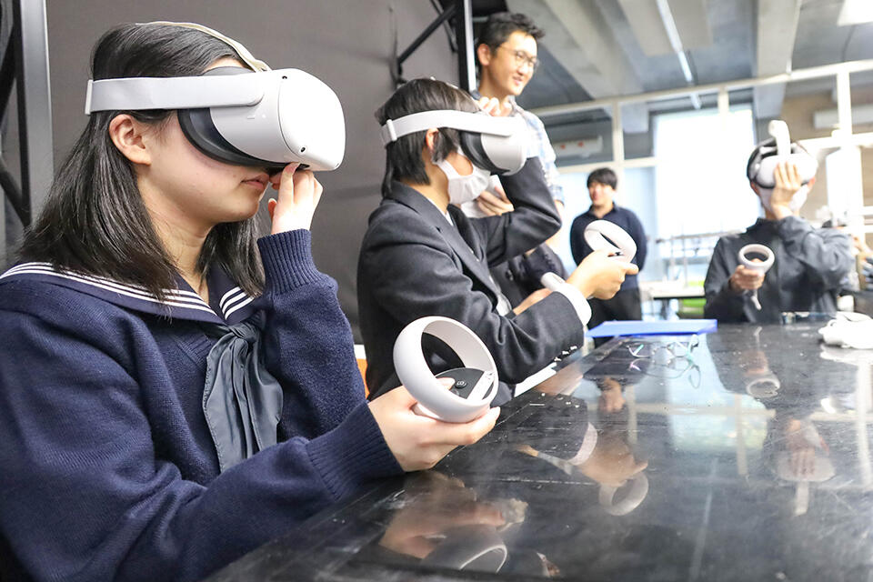 ヘッドマウントディスプレイでの仮想体験の様子(撮影:広報課 広報・渉外担当 長尾美歩)