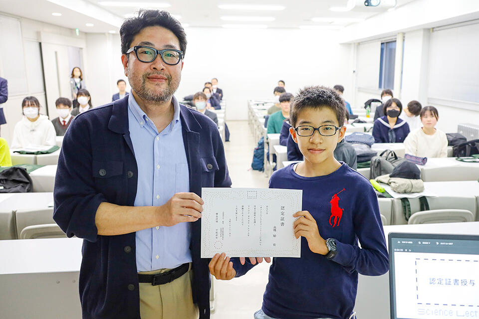 川村教授から修了証を受け取る参加者(撮影:広報課 広報・渉外担当 長尾美歩)