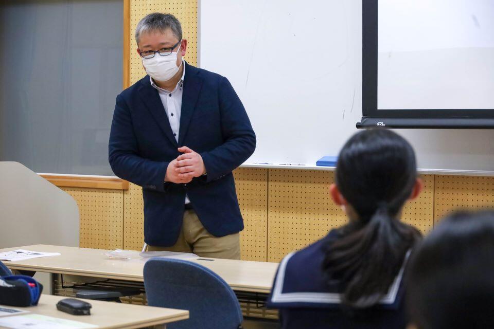 生徒と会話をしながら講義を進める今村准教授