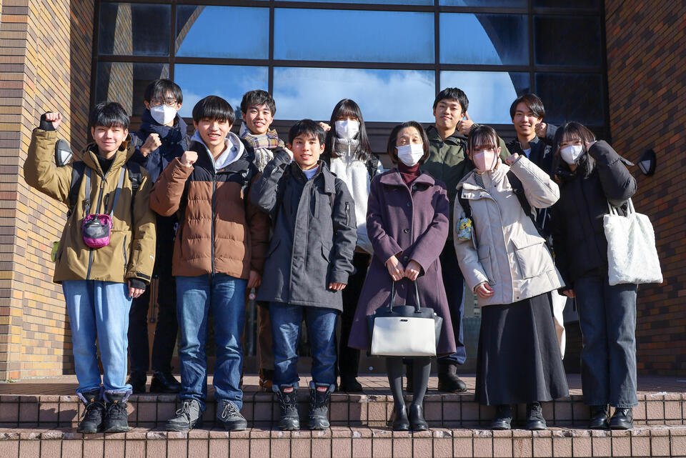 小樽潮陵高校の生徒たち（理学部6号館前）