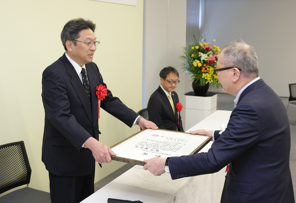 贈呈式で賞状を受け取る坪田さん
