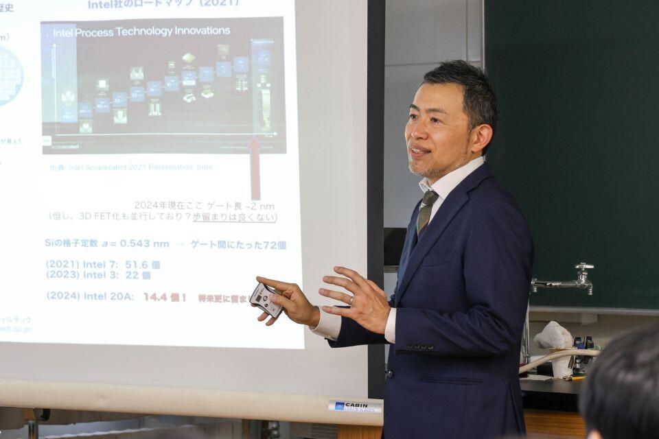 超音波を使ってさまざまな物質の性質が調べられることを説明する柳澤達也教授