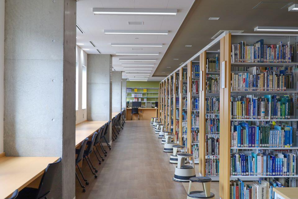 図書館の閲覧室には、2万冊の蔵書と38席の学習スペースがある。南向きの窓で明るいつくり(撮影:長谷川 亜裕美)