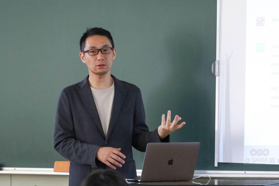「心を持つ」について解説する宮園健吾准教授