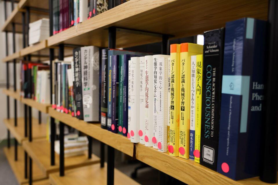 哲学や科学の専門書が並ぶ本棚