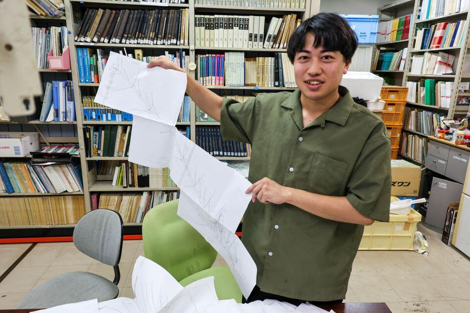 新種の特定の決め手となった脚のスケッチを手にした松島さん