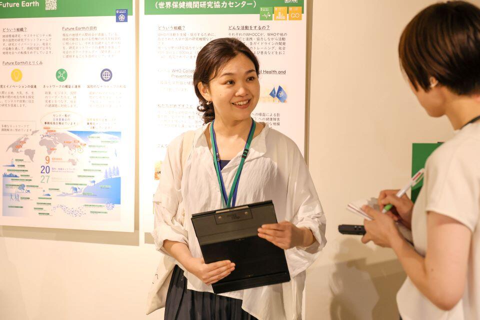 展示内容を説明する伊藤真利子・環境健康科学研究教育センター特任講師(撮影:長尾美歩)