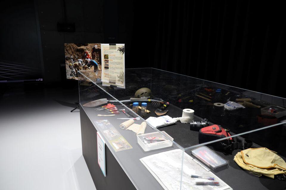 小林さんが発掘作業に必ず持っていく「七つ道具」の展示（撮影：広報・コミュニケーション部門 長谷川 亜裕美）
