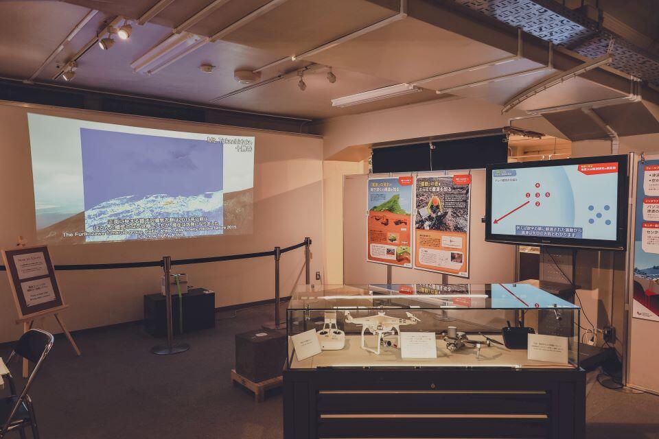 地震火山研究観測センターの展示ブース(撮影:長尾美歩)