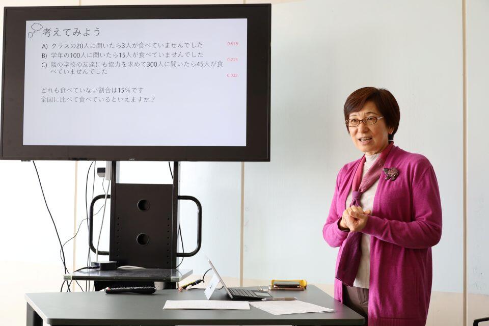 データの読み解き方について解説する玉腰教授