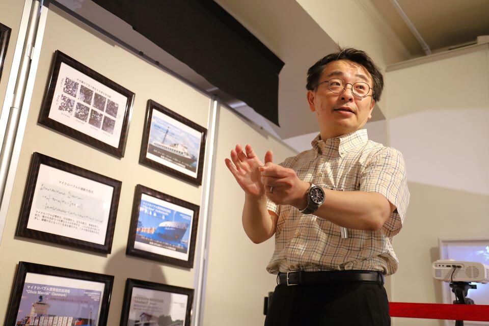 展示を解説する工学研究院 村井 祐一 教授（撮影：広報・社会連携本部 広報・コミュニケーション部門　齋藤 有香）