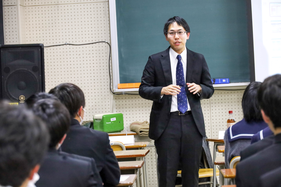 生徒たちへ核医学について解説する渡邊助教