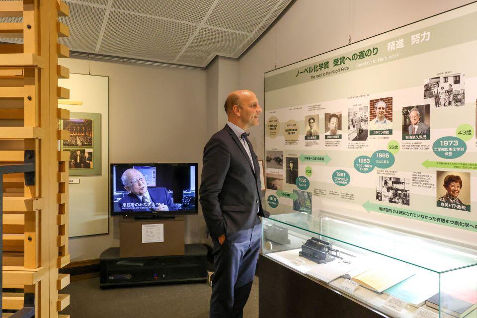 北海道大学総合博物館のノーベル賞関連の展示コーナーを見学するリスト特任教授（撮影：長尾美歩）