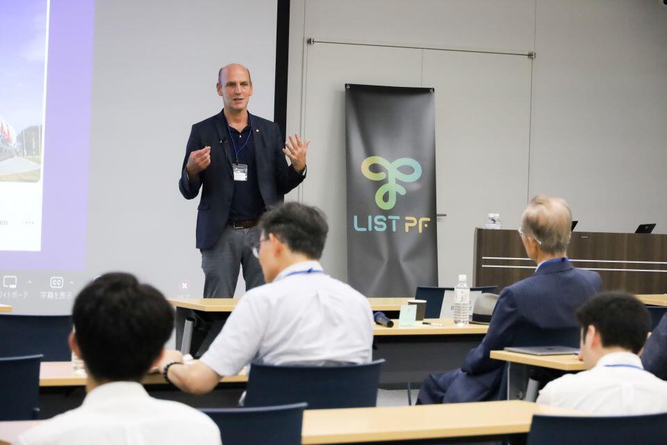 Listプラットフォームのシンポジウムで講演するリスト特任教授（撮影：広報・社会連携本部　広報・コミュニケーション部門　Aprilia Agatha Gunawan）