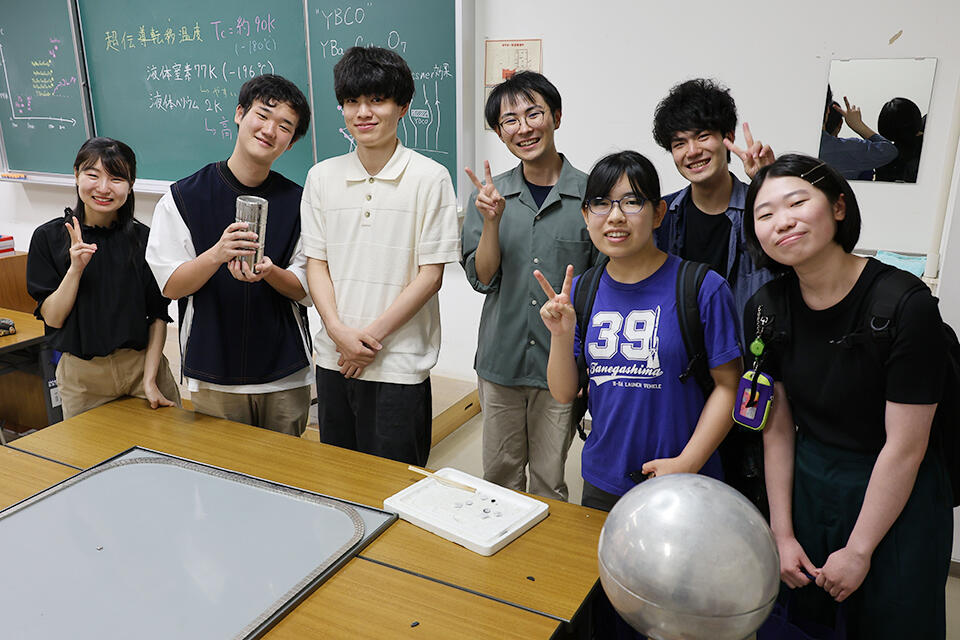 物理学科の模擬実験コーナーに参加した高校生と北大生たち