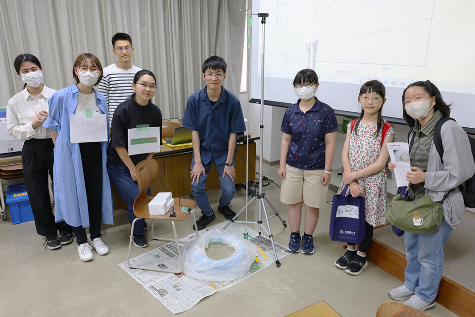地球惑星科学科の模擬実験コーナーに参加した中高生と北大生たち